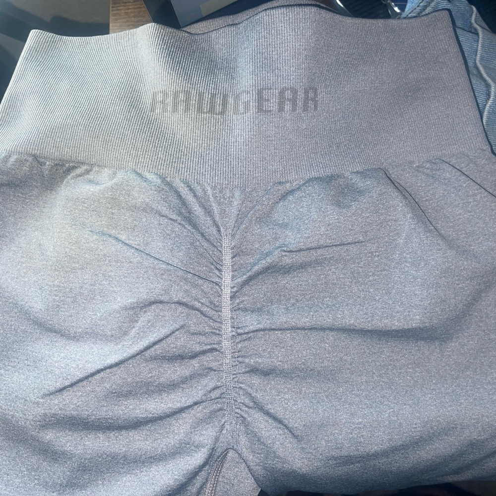 No damage to leggings, full length. The butt does have a scrunch.